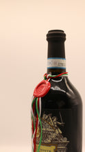 Lade das Bild in den Galerie-Viewer, Eine Flasche Salvano BARBERA D'ALBA "MAESTRALE" VINORUM 2019 DOC (0,75 l) mit blauem Halsetikett, rotem Wachssiegel und grünem, weißem und rotem Band wird vor einem schlichten hellen Hintergrund präsentiert.
