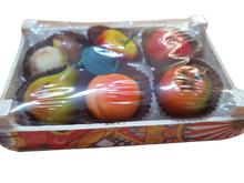Lade das Bild in den Galerie-Viewer, FRUTTA MARTORANA - VALIGETTA 6Stk 180 g von Pasticceri Lingott: Sechs verschiedene Marzipan-Bonbons in Form und Farbe von Früchten, inspiriert von der sizilianischen Martorana-Tradition, in braunen Pappbechern und klarer Plastikfolie.