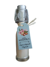 Lade das Bild in den Galerie-Viewer, Eine Glasflasche mit Bügelverschluss enthält cremigen CREMA DI LIQUORE & LIMONCELLO von 3F srl. Ein blaues, geblümtes Etikett mit der Aufschrift "handwerkliche Liköre aus Sizilien" ist mit einer Schleife am Hals befestigt.