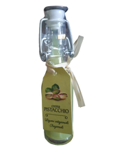 Lade das Bild in den Galerie-Viewer, Eine Klarglasflasche mit einem Flip-Top-Verschluss aus Metall-Kunststoff, gefüllt mit CREMA DI LIQUORE & LIMONCELLO von 3F srl. Ein gelbes Pistazien-Etikett mit der Aufschrift Crema Pistacchio ist um den Hals gebunden - ein Genuss handwerklicher Liköre aus Sizilien.
