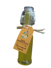 Lade das Bild in den Galerie-Viewer, Eine Flasche 3F srl CREMA DI LIQUORE & LIMONCELLO verschiedene Sorten, mit Zierkappe, Schleife, Etikett mit der Aufschrift "liquore LIMONCELLO, handwerkliche Liköre aus Sizilien" und einer Abbildung von Zitronen.