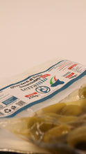 Lade das Bild in den Galerie-Viewer, Eine Nahaufnahme der verpackten Olive Verdi di Sicilia Denocciolate von Terramia, 250 g, mit Nährwertangaben und den Farben der italienischen Flagge.