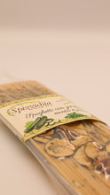 Lade das Bild in den Galerie-Viewer, Eine 200g-Packung Spizzicchia Spaghetti con zucchine, menta e pistacchio, mit einem dekorativen Etikett mit Gemüse und Kräutern auf weißem Grund. Hergestellt aus Hartweizennudeln für einen authentischen italienischen Geschmack.
