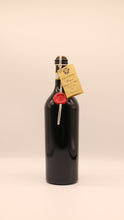 Lade das Bild in den Galerie-Viewer, Eine dunkle Salvano-Bordeauxflasche, ein goldenes Etikett an einer Schnur und ein rotes Wachssiegel, steht aufrecht vor einem hellen Hintergrund - ein elegantes Display für den DIANO ALBA "FOSCO" SUPERIORE 2017 DOCG 0,75 Liter.