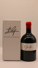 Lade das Bild in den Galerie-Viewer, Eine dunkle Glasflasche NE/VT "Spätlese" Greta 2016 IGP von Nino Gandolfo mit rotem Wachssiegel steht neben einer weißen Schachtel mit dem Logo von Nino Gandolfo und präsentiert diesen charaktervollen Rotwein aus Sizilien.