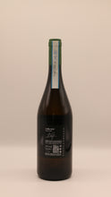 Lade das Bild in den Galerie-Viewer, Eine dunkle Weinflasche mit grünem Siegel und schwarzem Etikett mit weißer Schrift steht aufrecht auf einem beigen Hintergrund und präsentiert den Grillo DOC 2024 | Nino Gandolfo-ein trockener Weißwein aus Sizilien.