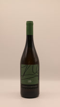 Lade das Bild in den Galerie-Viewer, Eine dunkelgrüne Weinflasche mit grünem Verschluss und einem modernen grün-schwarzen Etikett mit der Aufschrift "Grillo DOC 2024 | Nino Gandolfo" steht vor einem beigen Hintergrund - ein trockener Weißwein aus Sizilien von Nino Gandolfo.