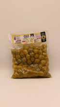 Lade das Bild in den Galerie-Viewer, Ein vakuumverpackter Beutel Terramia Olive verdi di Sicilia per Aperitivo (250g / 500g / 5 Kg) mit Logos und Nährwertangaben auf weißem Hintergrund - ideal für Antipasti oder zum Genießen der Aromen Siziliens.