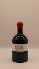 Lade das Bild in den Galerie-Viewer, Eine Weinflasche aus dunklem Glas mit breitem Boden und rotem Wachssiegel steht vor einem schlichten Hintergrund. Auf dem weißen Etikett steht "Greta 2016 IGP NE/VT Spätlese" von Nino Gandolfo, ein charaktervoller Rotwein aus Sizilien.