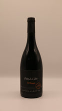 Lade das Bild in den Galerie-Viewer, Rotweinflasche Pian dei Gelsi Le Contrade 2021 von Nino Gandolfo – eleganter sizilianischer Rotwein mit fruchtigen Aromen und samtiger Struktur