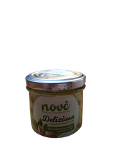 Lade das Bild in den Galerie-Viewer, Ein kleines Glas mit Metalldeckel und der Aufschrift "Nove' DELIZIOSA CREMA DI PISTACCHIO BRONTE DOP" mit Pistazienabbildungen und italienischem Text auf einem hellgrünen Etikett enthält hochwertige Pistacchio Verde di Bronte DOP Pistaziencreme.