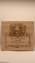 Lade das Bild in den Galerie-Viewer, Elegante Holzkiste mit Santa Sofia Gioè Gravur – edle Verpackung für hochwertigen Amarone della Valpolicella Classico 2013 aus Venetien.