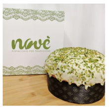 Lade das Bild in den Galerie-Viewer, Ein runder Panettone al Pistacchio, gefüllt mit Pistaziencreme, mit weißer Glasur und gehackten Pistazien steckt in einer schwarzen Verpackung. Dahinter verbirgt sich eine weiße Schachtel mit grünem Spitzenmuster und dem Markennamen Nove.