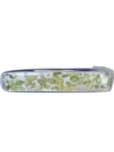 Lade das Bild in den Galerie-Viewer, Eine rechteckige Scheibe Nove TORRONE MORBIDO AL PISTACCHIO 150g, mit sichtbaren grünen Pistazienstücken im Inneren, in durchsichtigem Plastik verpackt.