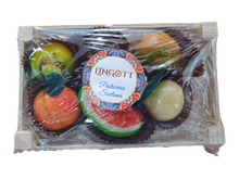 Lade das Bild in den Galerie-Viewer, In einer durchsichtigen Holzkiste mit Plastikverpackung befindet sich FRUTTA MARTORANA - VALIGETTA 6Stk 180g, eine bunte sizilianische Marzipanfrucht von Pasticceri Lingott, mit dem Markenetikett in der Mitte.