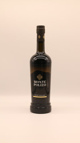 Eine Flasche Amaro Siciliano Monte Polizo von Alicia Liquori s.r.l. steht aufrecht vor einem schlichten, hellen Hintergrund. Das Etikett ist schwarz mit goldener Schrift und dekorativen Akzenten. Erhältlich in verschiedenen Größen.