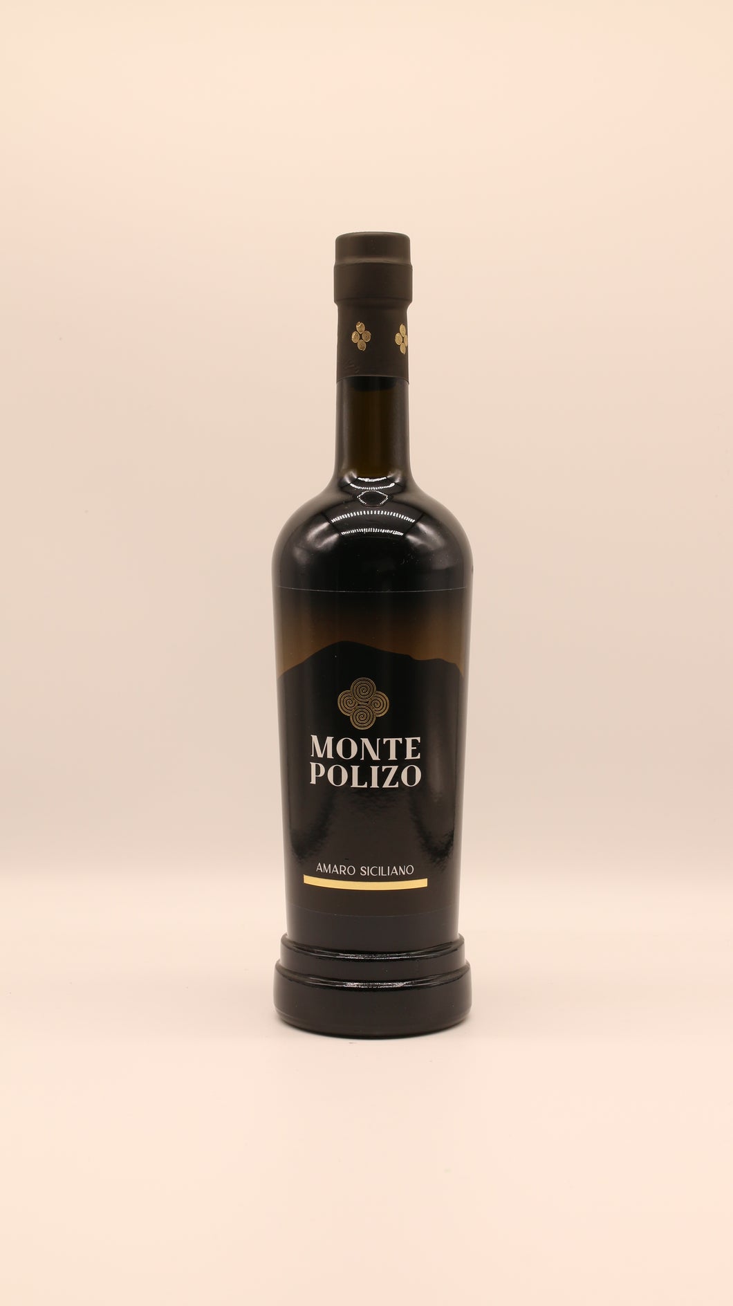 Eine Flasche Amaro Siciliano Monte Polizo von Alicia Liquori s.r.l. steht aufrecht vor einem schlichten, hellen Hintergrund. Das Etikett ist schwarz mit goldener Schrift und dekorativen Akzenten. Erhältlich in verschiedenen Größen.