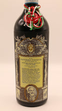 Lade das Bild in den Galerie-Viewer, Eine Flasche Salvano BARBERA D&#39;ALBA &quot;MAESTRALE&quot; VINORUM 2019 DOC (0,75 l) mit einem dunklen Etikett mit gelbem, schwarzem und lateinischem Text, dekorativer Kunst, einem Porträt und einem roten, mit Wachs versiegelten Hals, der mit roten, weißen und grünen Kordeln gebunden ist.
