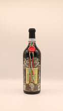 Lade das Bild in den Galerie-Viewer, Eine Flasche Salvano BARBERA D&#39;ALBA &quot;MAESTRALE&quot; VINORUM 2019 DOC 0,75L mit einem detaillierten Vintage-Etikett, einem roten Wachssiegel und einem Band mit der italienischen Flagge um den Hals steht aufrecht vor einem schlichten, hellen Hintergrund.
