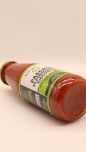 Lade das Bild in den Galerie-Viewer, Eine Glasflasche mit Terramia Passata di pomodoro biologica - 720 g liegt auf der Seite vor einem schlichten, hellen Hintergrund. Das grün-weiße Etikett zeigt den italienischen Text, die Bio-Zertifizierung und den Hinweis, dass es traditionell verarbeitet wurde.
