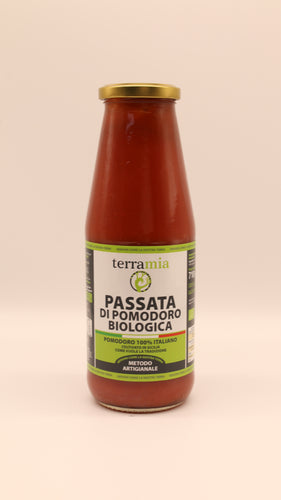 Die 720-g-Glasflasche Terramia Passata di pomodoro biologica hat einen goldenen Deckel und ein weiß-grünes Etikett mit der Marke und italienischen Produktangaben. Sie enthält traditionell verarbeitete, pürierte sizilianische Bio-Tomaten.