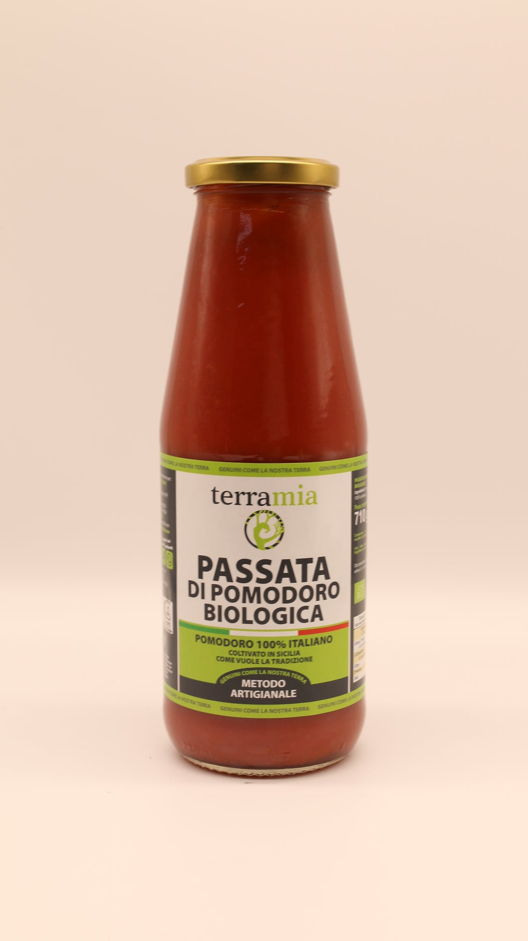 Die 720-g-Glasflasche Terramia Passata di pomodoro biologica hat einen goldenen Deckel und ein weiß-grünes Etikett mit der Marke und italienischen Produktangaben. Sie enthält traditionell verarbeitete, pürierte sizilianische Bio-Tomaten.