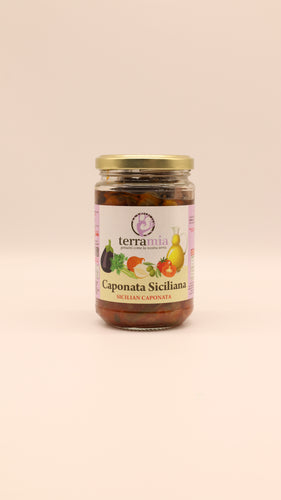 Ein 280-g-Glas mit Terramia Caponata Siciliana, einem goldenen Deckel und einem mit Gemüse und Oliven illustrierten Etikett, präsentiert diese sizilianische Vorspeise vor einem schlichten beigen Hintergrund.