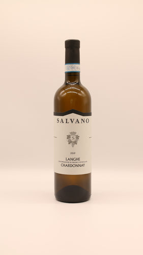 Eine 0,75-Liter-Flasche salvano LANGHE CHARDONNAY 2019 DOC mit schlichtem weißem Etikett und schwarzer Schrift steht aufrecht vor einem schlichten, hellen Hintergrund und bringt sein fruchtiges Aroma zur Geltung.