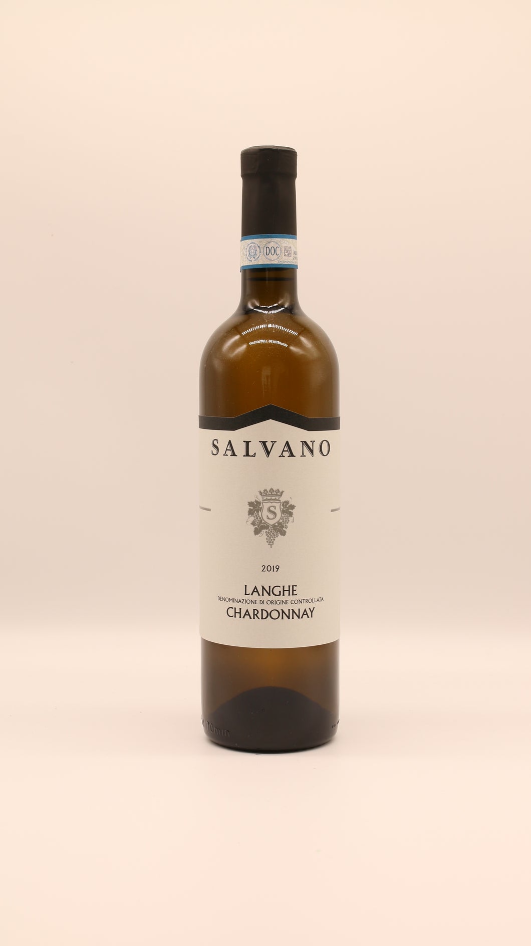Eine 0,75-Liter-Flasche salvano LANGHE CHARDONNAY 2019 DOC mit schlichtem weißem Etikett und schwarzer Schrift steht aufrecht vor einem schlichten, hellen Hintergrund und bringt sein fruchtiges Aroma zur Geltung.