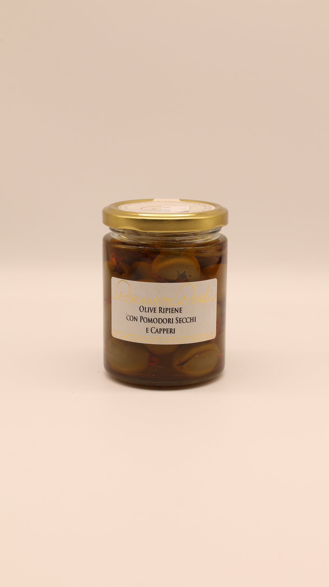 Ein Glas Conserve Conti Gefüllte Oliven mit getrockneten Tomaten und Kapern in nativem Olivenöl extra 270g steht auf einem beigen Hintergrund - ideal als sizilianische Antipasti.