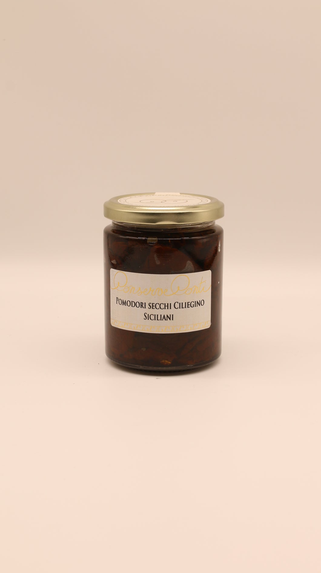 Die Conserve conti Pomodori Secchi Ciliegino - 270 g mit sonnengetrockneten sizilianischen Kirschtomaten in Olivenöl wird in einem Glas mit goldenem Deckel vor einem schlichten beigen Hintergrund präsentiert.