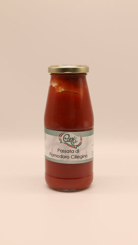 Die Conserve Conti Passata di pomodoro ciliegino in einem 420-g-Glas mit goldenem Deckel, gefüllt mit reichhaltigem sizilianischem Kirschtomatenpüree, steht vor einem hellen Hintergrund - ideal für mediterrane Gerichte.