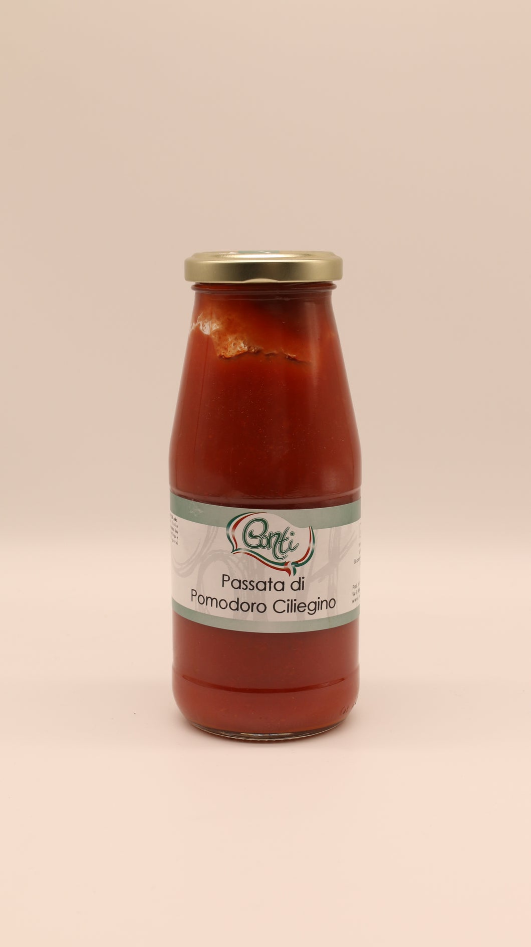 Die Conserve Conti Passata di pomodoro ciliegino in einem 420-g-Glas mit goldenem Deckel, gefüllt mit reichhaltigem sizilianischem Kirschtomatenpüree, steht vor einem hellen Hintergrund - ideal für mediterrane Gerichte.