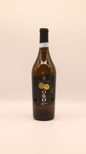 Eine 0,75-Liter-Flasche salvano ORO BIANCO 2023 DOC steht aufrecht mit einem schwarz-goldenen Etikett vor einem schlichten, hellen Hintergrund.