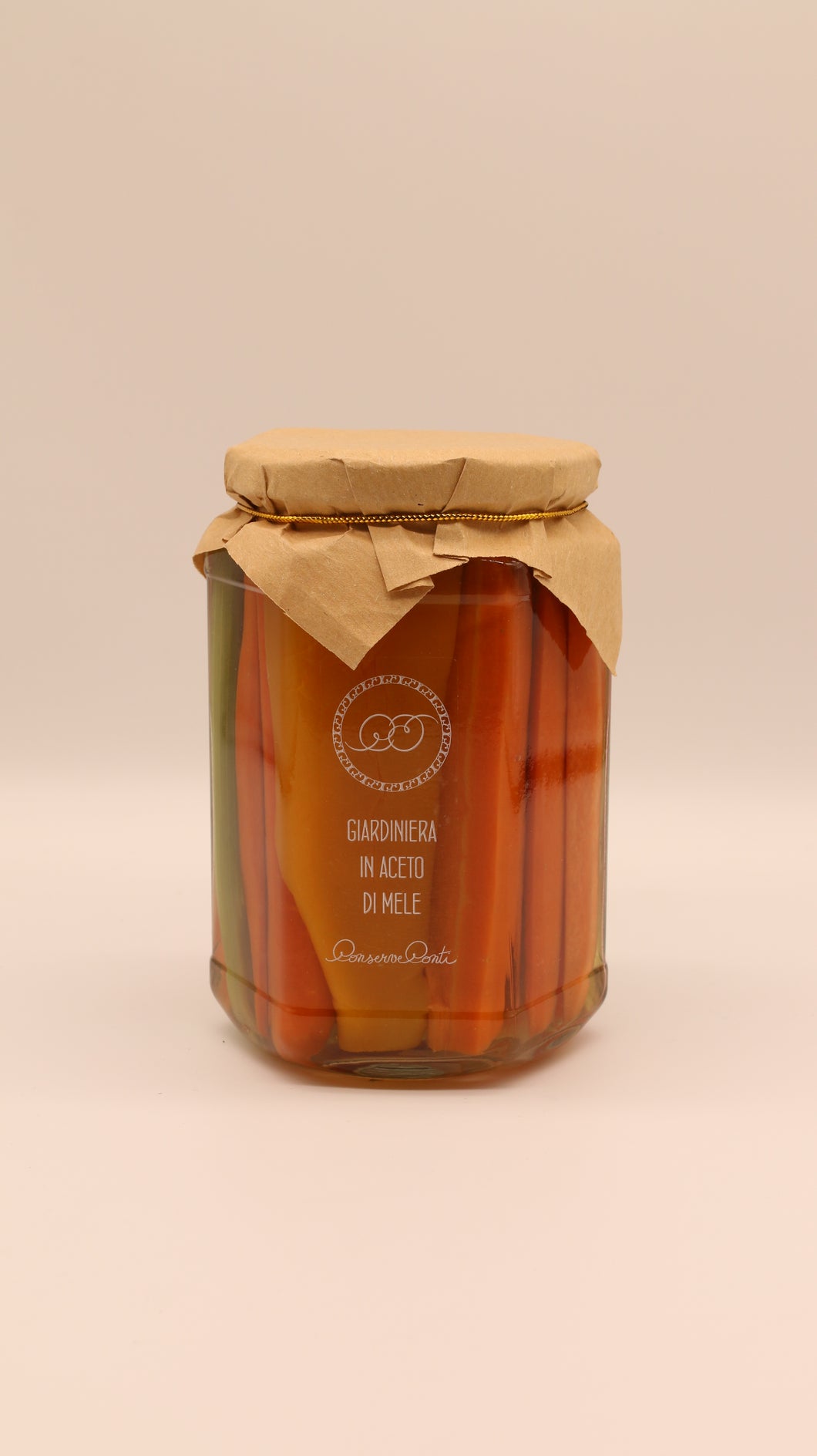 Ein Glas mit Conserve Conti Giardiniera in aceto di mele steht vor einem beigen Hintergrund und ist mit Papier und Schnur umwickelt. Das Etikett ist auf Italienisch.