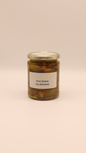 Ein Glas Conserve Conti Olive ripiene alla messinese - 270g, verpackt mit grünen Oliven nach Messina-Art, steht auf einem schlichten beigen Hintergrund - eine klassische Wahl für sizilianische Antipasti.