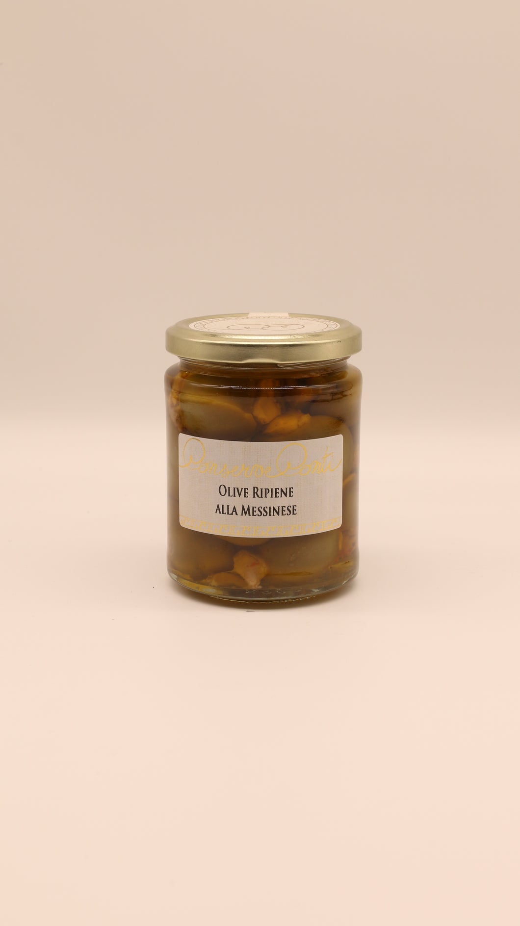 Ein Glas Conserve Conti Olive ripiene alla messinese - 270g, verpackt mit grünen Oliven nach Messina-Art, steht auf einem schlichten beigen Hintergrund - eine klassische Wahl für sizilianische Antipasti.