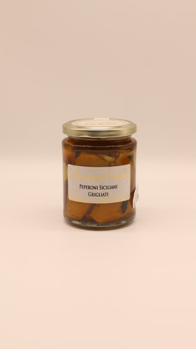 Die Conserve Conti Peperoni Siciliani grigliati in einem 270-g-Glas enthält gegrillte sizilianische Paprika in nativem Olivenöl extra. Auf dem weißen Etikett ist der Produktname zu lesen, und die in Scheiben geschnittenen Paprikaschoten sind sichtbar. Ideal für Antipasti; schlichter, heller Hintergrund.
