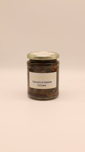 Ein Glasgefäß mit goldenem Deckel von Conserve Conti enthält Grigliata di verdure siciliane in olio extravergine d'oliva 270g. Das Etikett ist auf einem schlichten beigen Hintergrund angebracht.