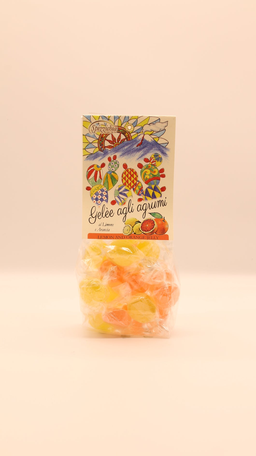 Ein durchsichtiger 150-g-Beutel Spizzicchia Gelée agli agrumi - Limone & Arancia, vegane Zitrusfrüchte mit einem bunten Etikett, das Zitronen, Orangen und Fruchtkunst zeigt. Auf dem Etikett steht 