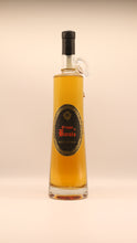 Lade das Bild in den Galerie-Viewer, Eine hohe, klare Glasflasche Salvano GRAPPA DI BAROLO RISERVA 0,7 / 1,5 Liter mit bernsteinfarbener Spirituose im Inneren verfügt über ein schwarz-goldenes, verziertes Etikett und einen runden Glashals, der vor einem beigen Hintergrund steht.
