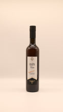 Lade das Bild in den Galerie-Viewer, Eine dunkle Glasflasche salvano GRAPPA DI PROSECCO BARRICATA (0,5l/1,5l) mit schwarzem Verschluss und weißem Etikett mit goldener und schwarzer Schrift steht aufrecht vor einem schlichten hellbeigen Hintergrund. Perfekt für alle, die Grappa kaufen möchten.
