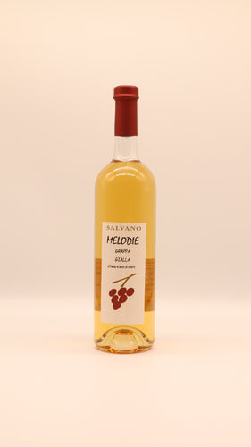 Eine 0,7-Liter-Flasche Salvano GRAPPA GIALLA 