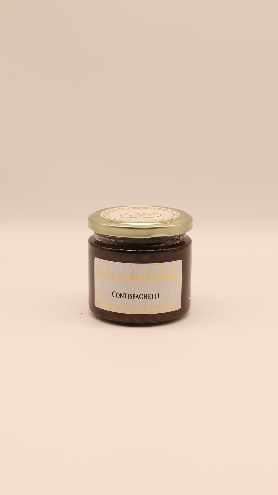 Ein Glasgefäß mit goldenem Deckel, gefüllt mit dunkelroten Contispaghetti - Pesto di pomodori secchi (90g/190g) von Conserve conti, steht vor einem einfarbig beigen Hintergrund.