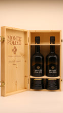 Lade das Bild in den Galerie-Viewer, In der geöffneten Holzkiste befinden sich zwei dunkle Flaschen Amaro Siciliano Monte Polizo von Alicia Liquori s.r.l. Auf dem Deckel sind der Markenname und die Produktangaben in das Holz eingraviert.
