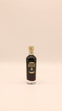Lade das Bild in den Galerie-Viewer, Eine kleine Glasflasche mit goldenem Verschluss und dunkler Flüssigkeit, beschriftet mit Amaro Siciliano Monte Polizo von Alicia Liquori s.r.l. (verschiedene Größen), steht in der Mitte vor einem einfarbig beigen Hintergrund.
