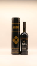 Lade das Bild in den Galerie-Viewer, Eine schwarze Flasche Amaro Siciliano Monte Polizo von Alicia Liquori s.r.l. steht neben der passenden schwarz-goldenen zylindrischen Dose, die mit einer goldenen Spirale und dem Markennamen verziert ist.

