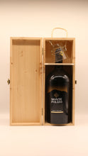 Lade das Bild in den Galerie-Viewer, Eine große dunkle Glasflasche Amaro Siciliano Monte Polizo von Alicia Liquori s.r.l. steht aufrecht in einer offenen Holzkiste mit Seilgriff, auf der ein kleines versiegeltes Päckchen ruht.

