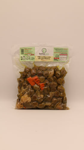 Ein vakuumverpackter 500-g-Beutel Terramia Olive schiacciate alla giardiniera mit Nocellara-Oliven und gemischtem Gemüse in nativem Olivenöl extra, mit grün-weißem Etikett.