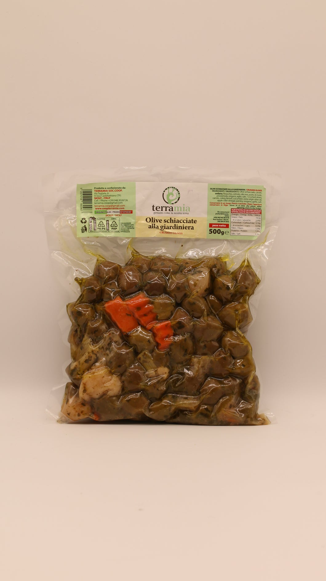Ein vakuumverpackter 500-g-Beutel Terramia Olive schiacciate alla giardiniera mit Nocellara-Oliven und gemischtem Gemüse in nativem Olivenöl extra, mit grün-weißem Etikett.